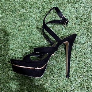 Black heels with tiny gold chain